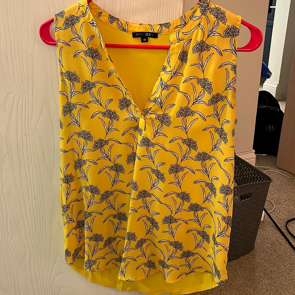 Yellow sleeveless blouse with floral print. Women’s x-small.